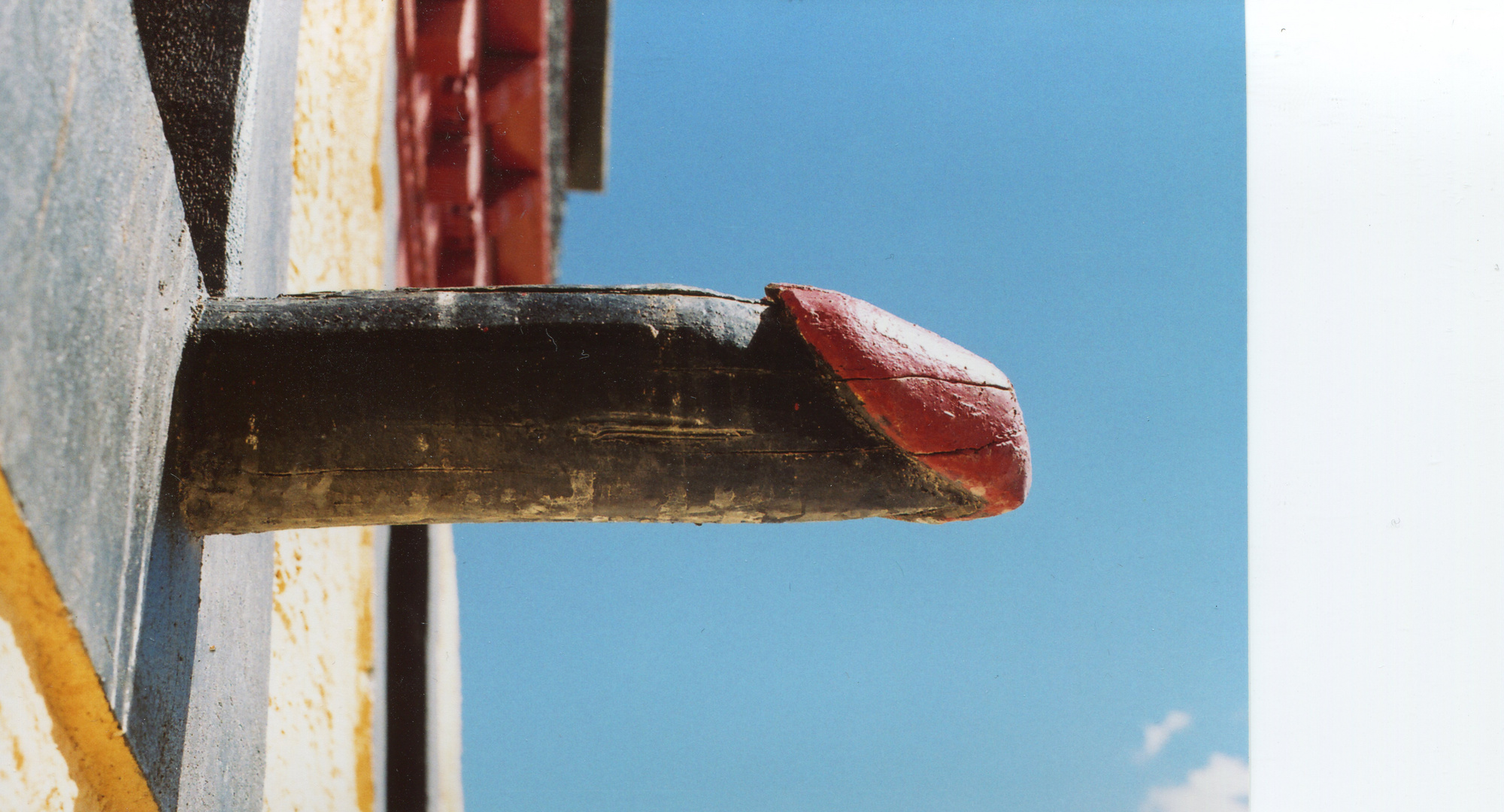 Holzphallus, Südseite Likhirtempel, Ladhak