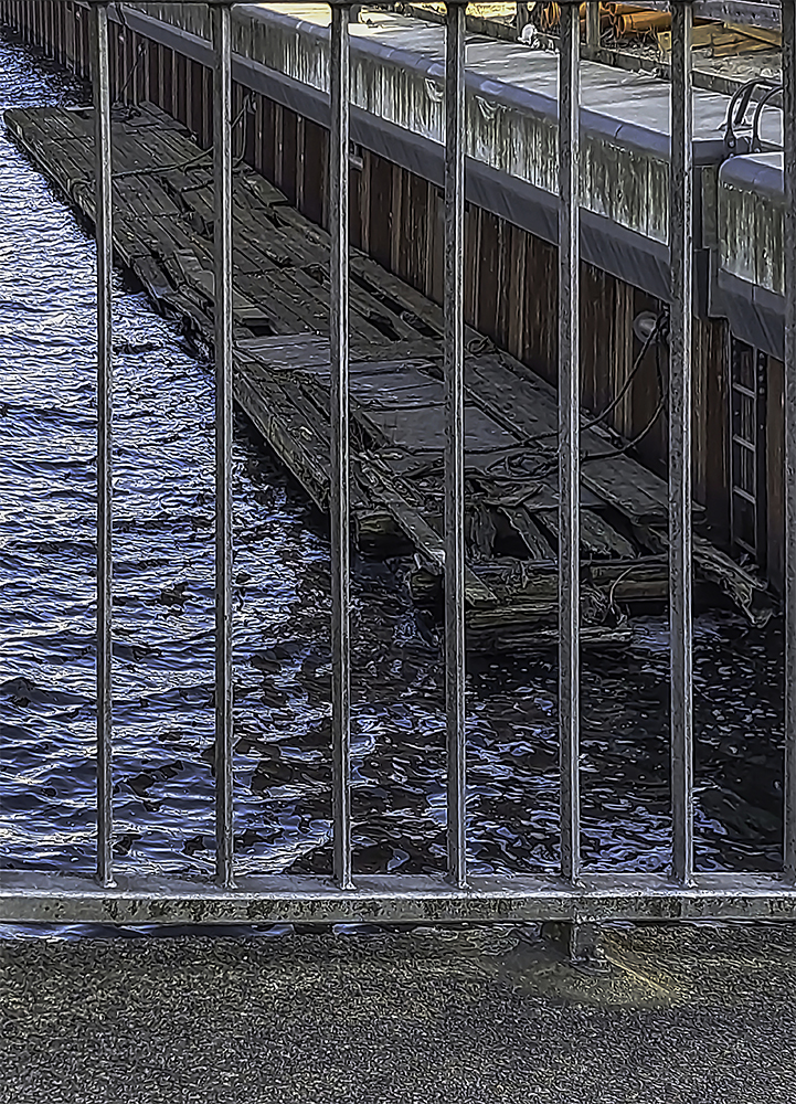 Holzponton im Harburger Hafen (Durchblick)