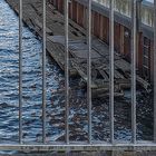 Holzponton im Harburger Hafen (Durchblick)