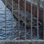 Holzponton im Harburger Hafen (Durchblick)