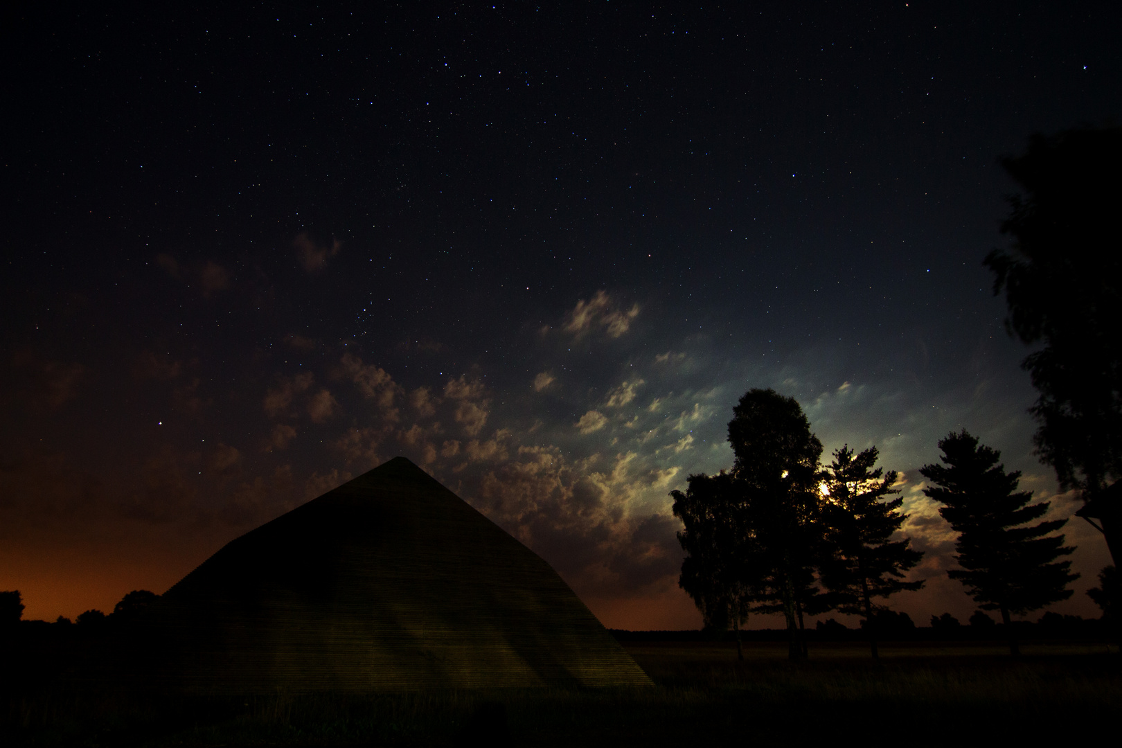 Holzpyramide unter Sternenhimmel