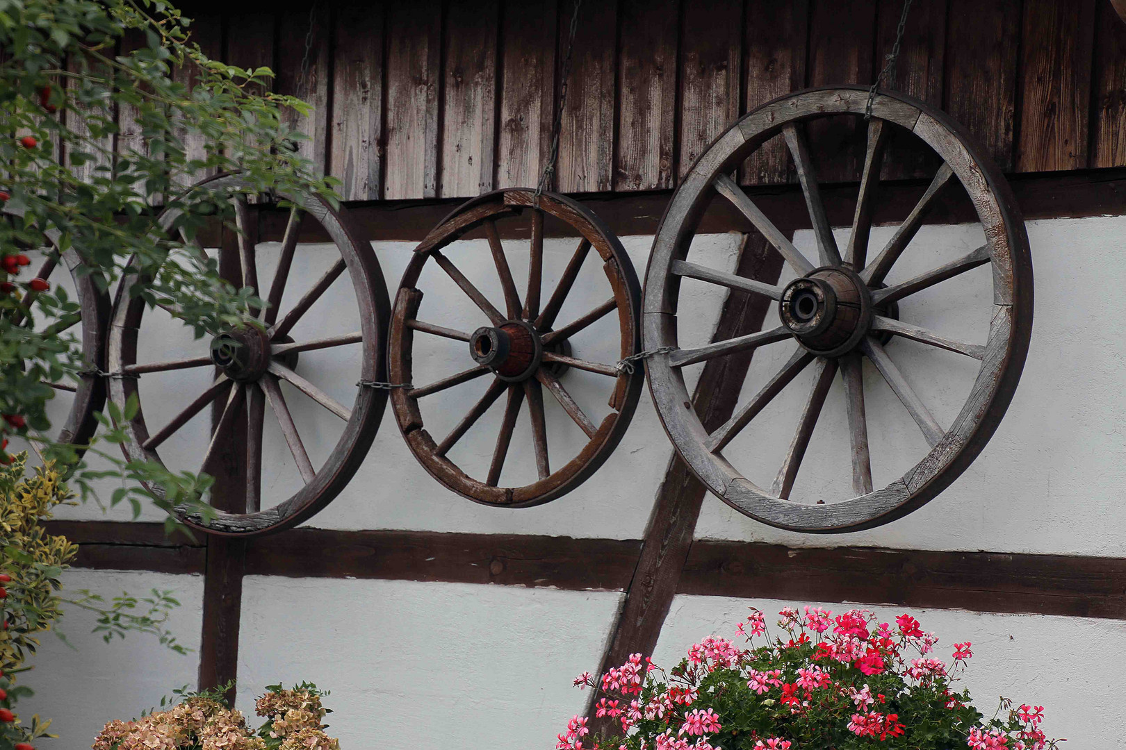 Holzräder an der Wand gesehen auf der Insel Reichenau