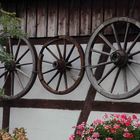 Holzräder an der Wand gesehen auf der Insel Reichenau