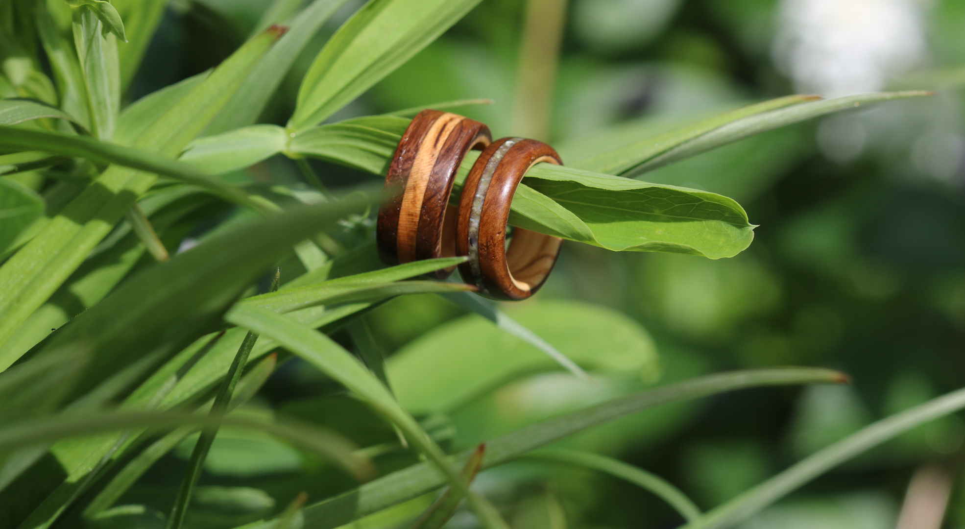 Holzringe aus Mooreiche  mit einem Inlay aus Kirschholz und Perlmutt