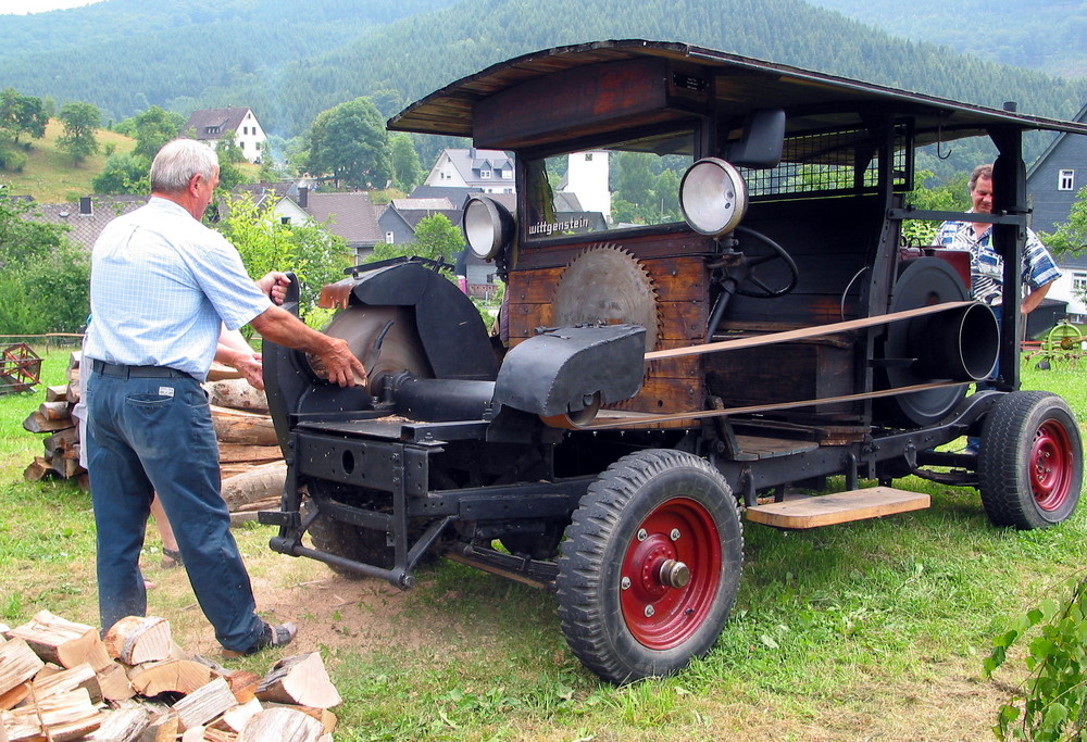 Holzsägen mit alter Sägemaschine um 1950
