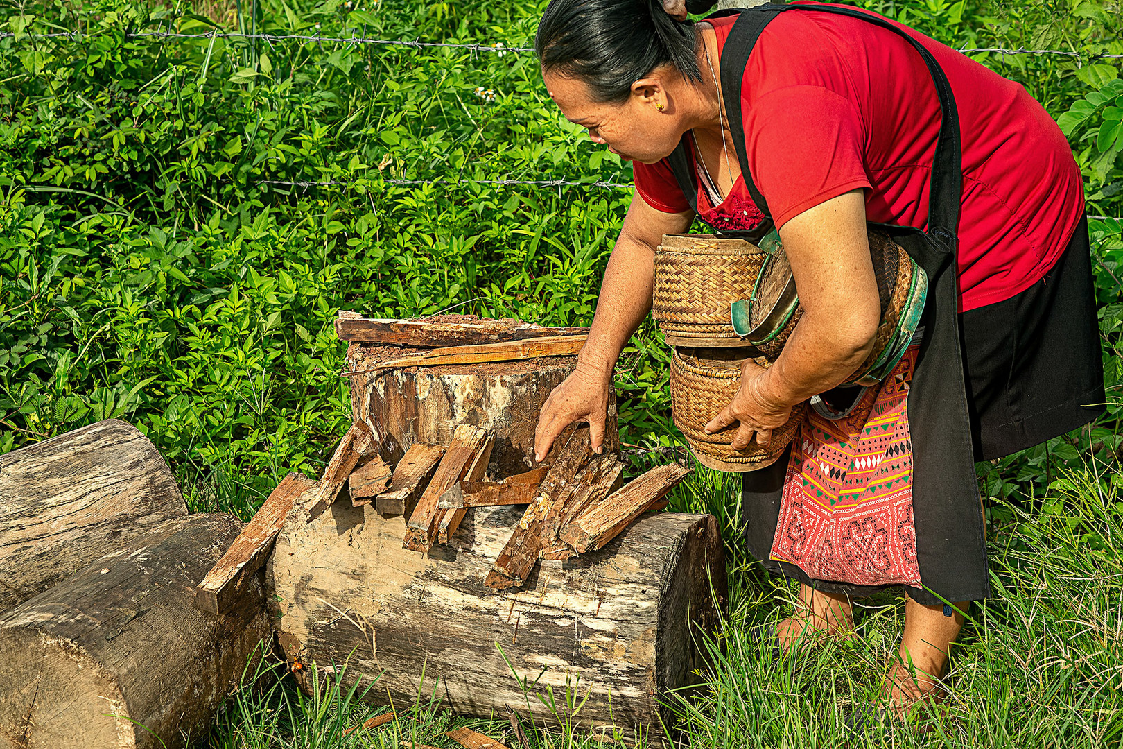 Holzsammlerin in Vang Vieng