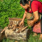 Holzsammlerin in Vang Vieng