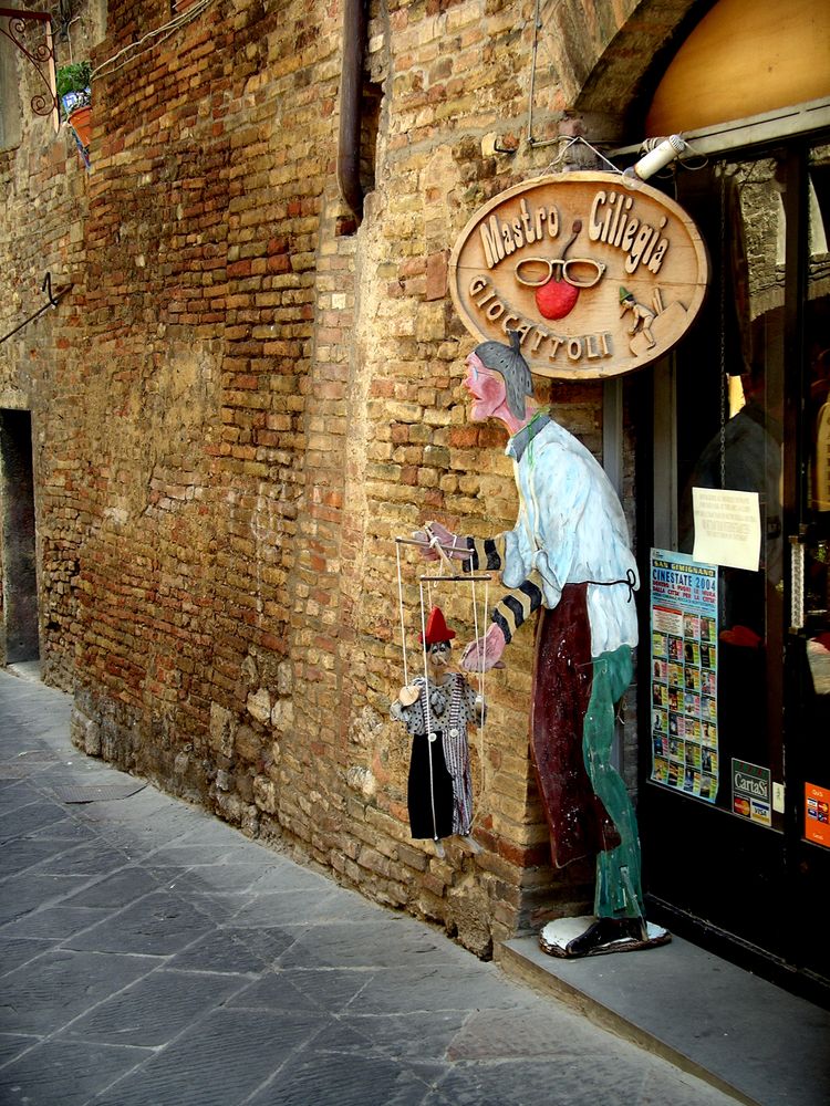 Holzschnitzerei in Gimignano, Italien