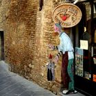 Holzschnitzerei in Gimignano, Italien