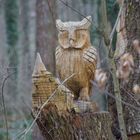 Holzschnitzfigur im Wald