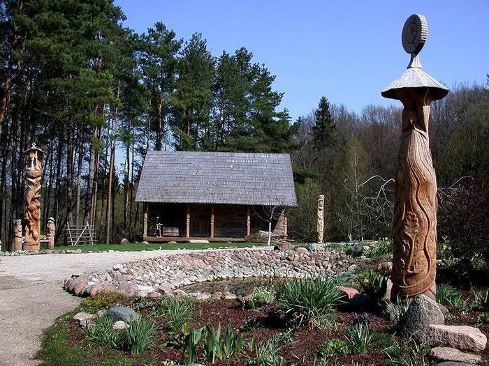 Holzskulptur am Teich