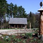 Holzskulptur am Teich