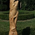 Holzskulptur einer Frau