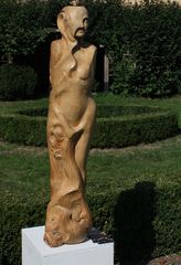 Holzskulptur einer Frau