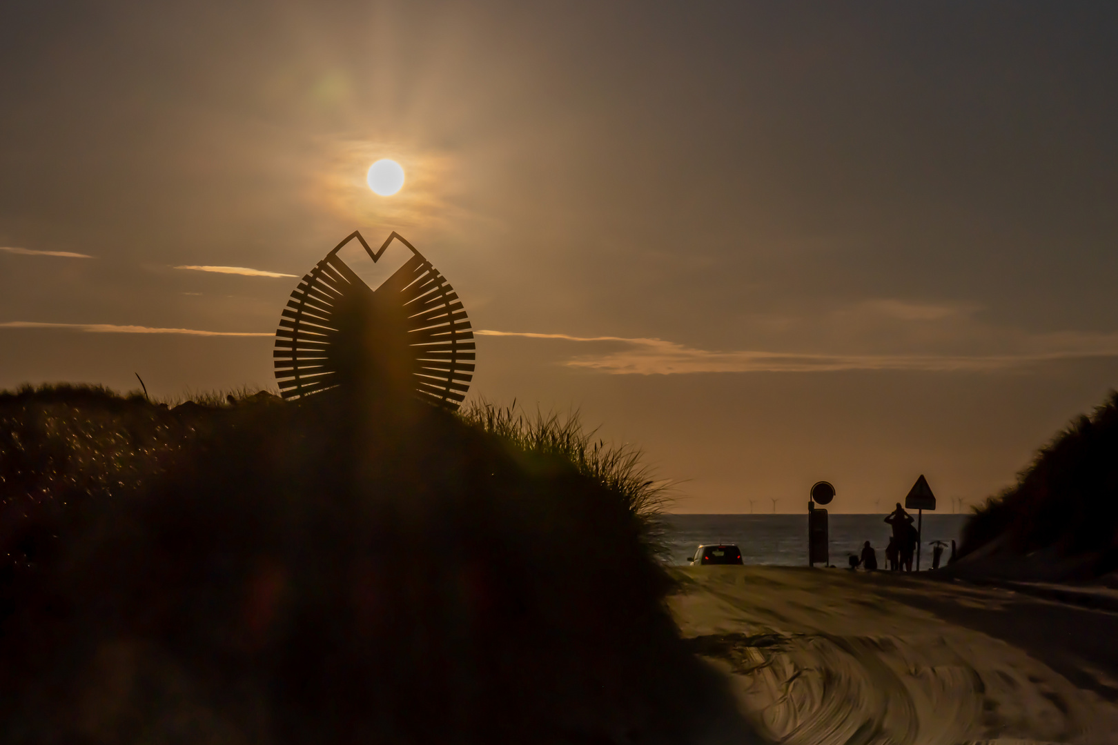 Holzskulptur im Abendlicht