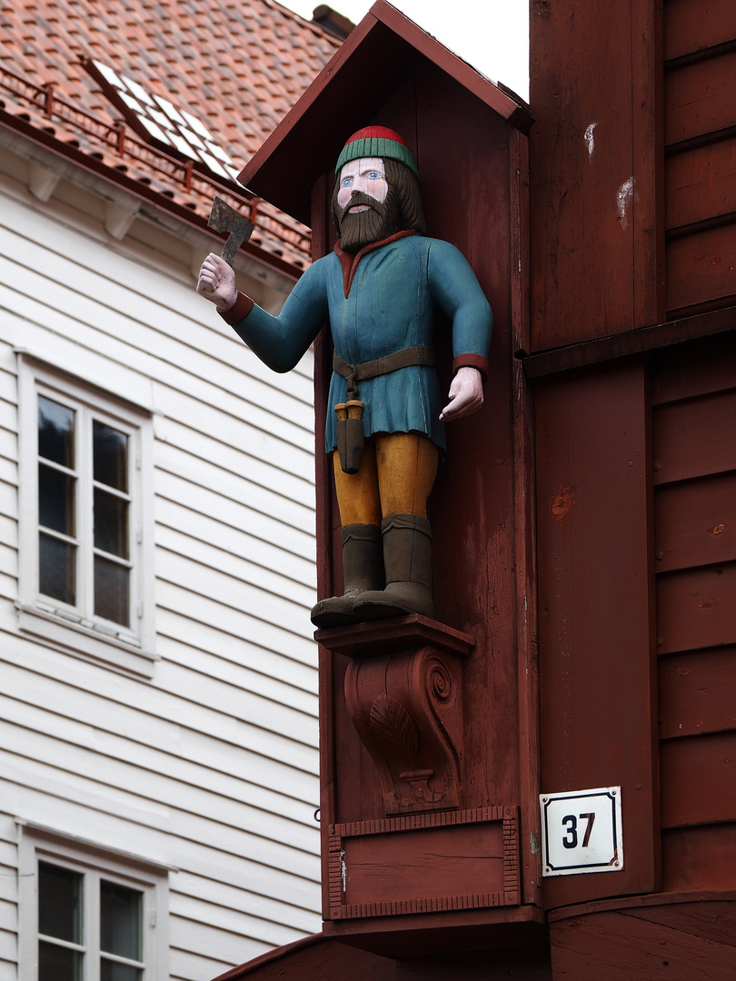 Holzskulptur in Bryggen