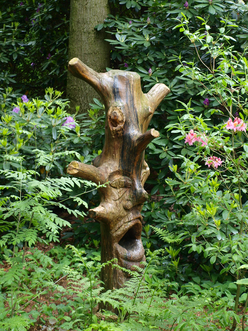 Holzskulptur Mitten im Wald