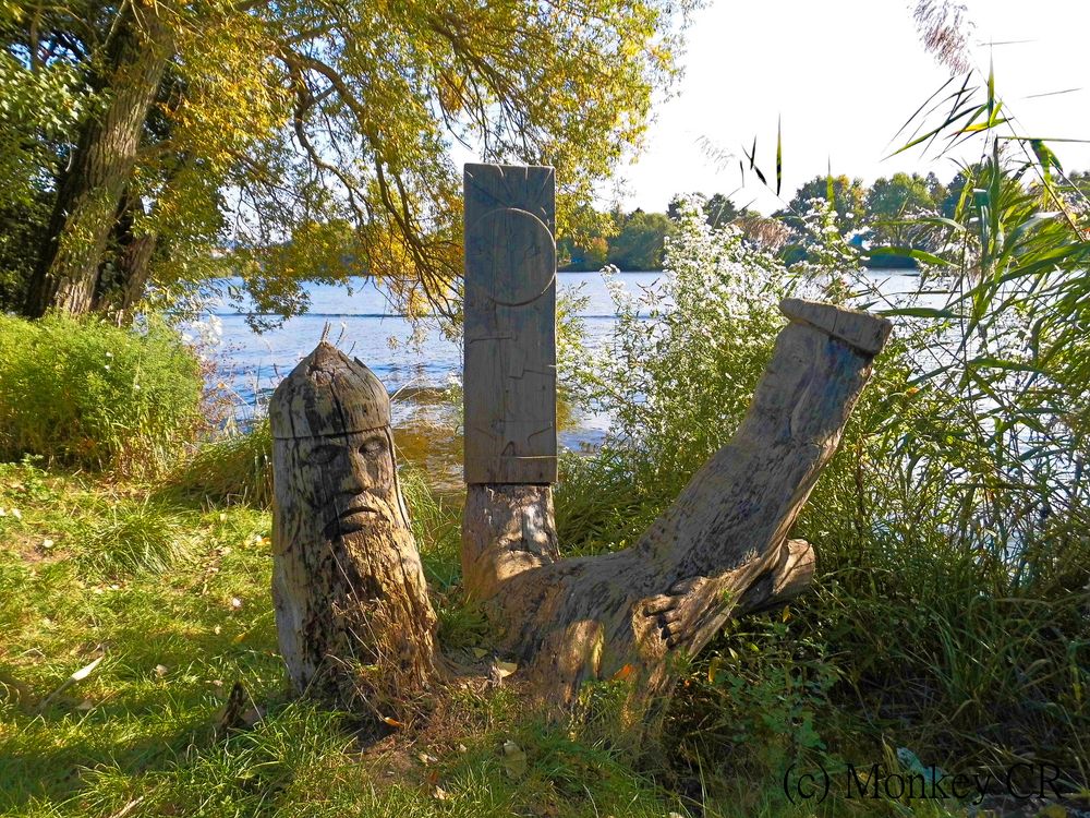 Holzskulpturen am Main