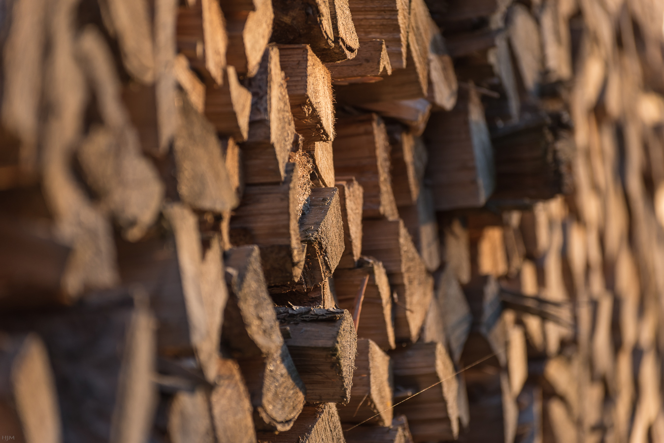 Holzstapel im Licht