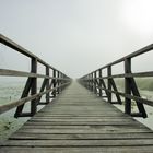 Holzsteg im Nebel