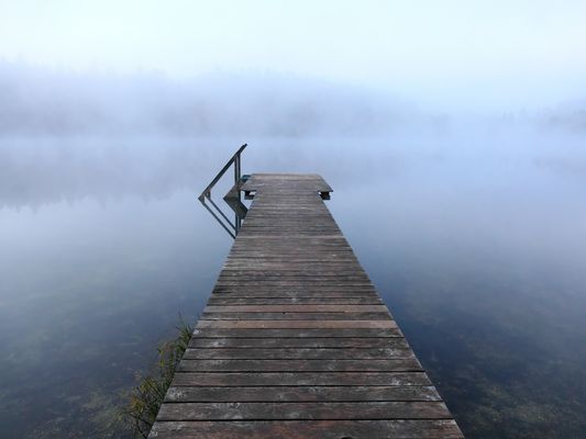Holzsteg im Nebel