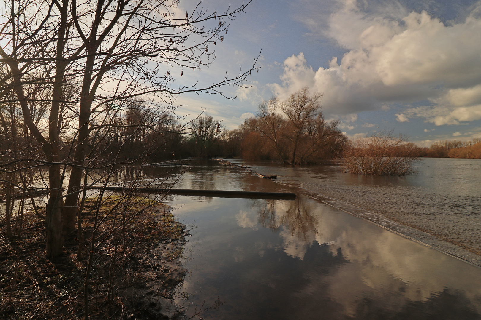 Holzsteg unter Wasser