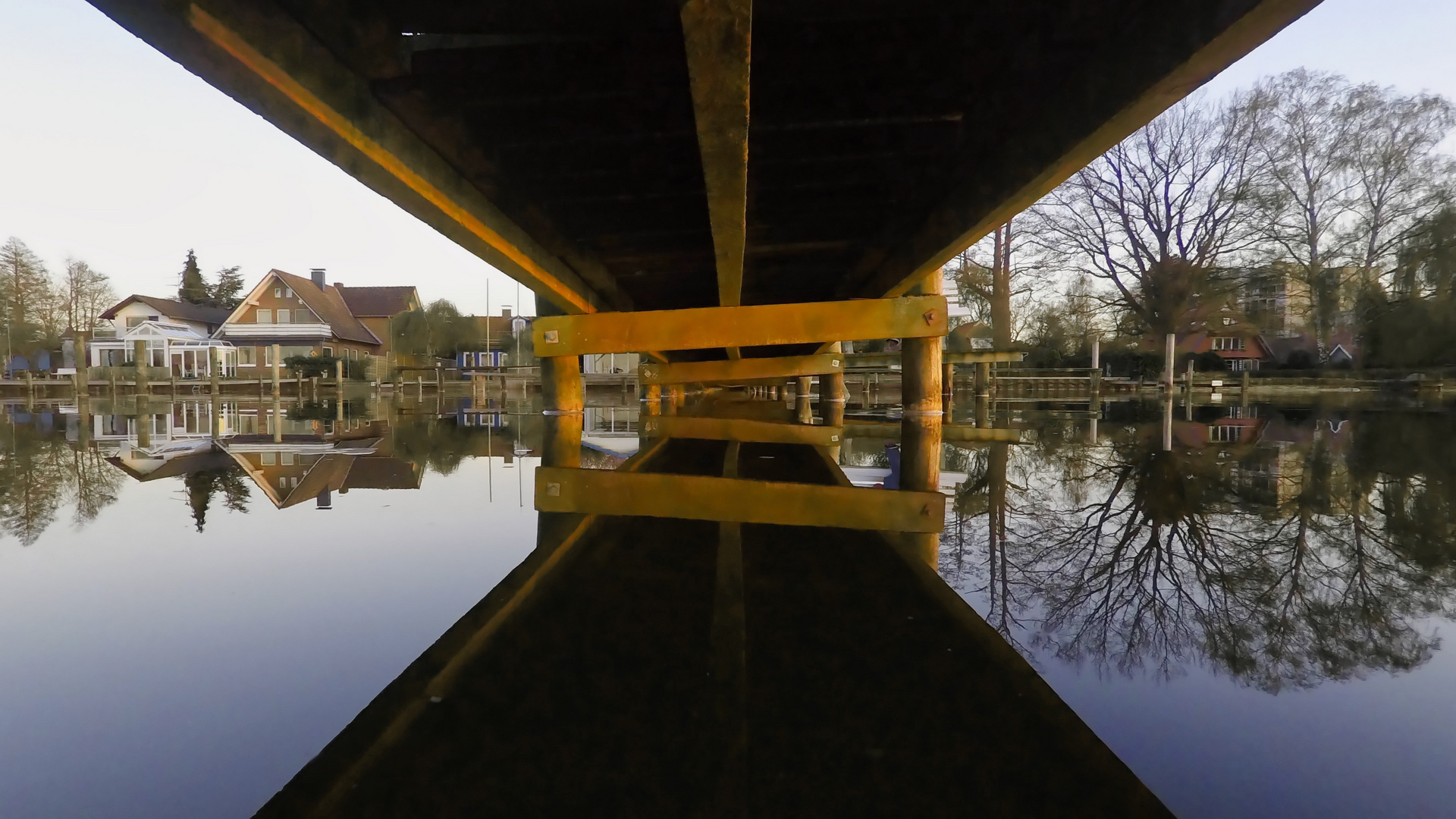 Holzsteg von unten