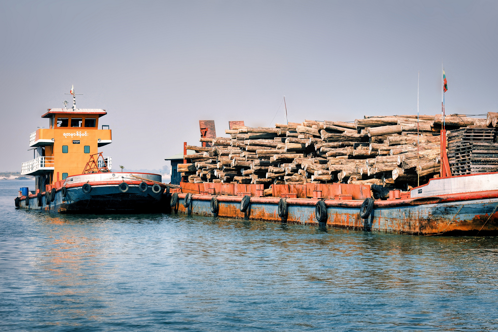 Holztransport auf dem Ayeyarwady 