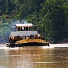 Holztransport auf dem Rajang River