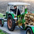 Holztransport mit altem Trekker