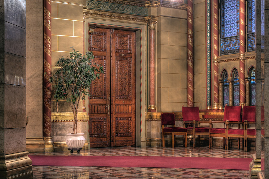 Holztür im Budapester Parlament