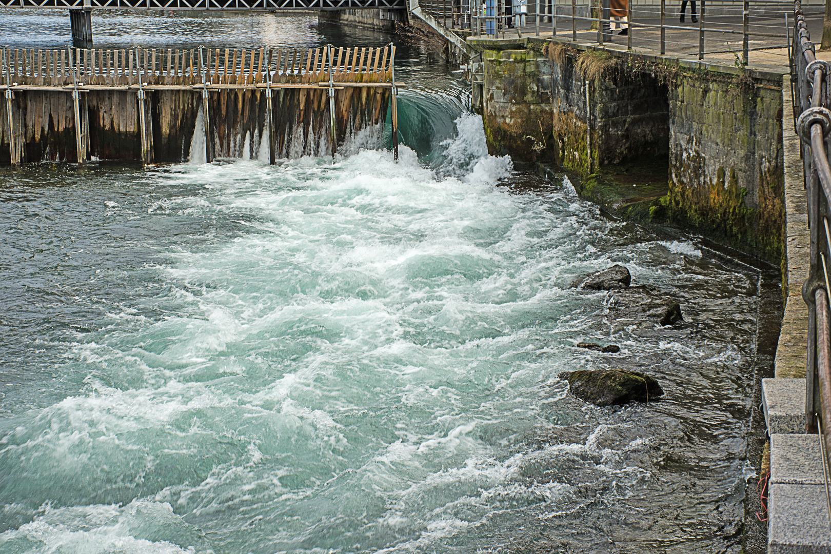 Holzwehr mit seitlichem Abfluss