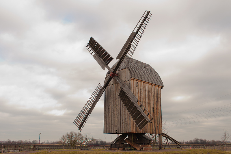 Holzwindmühle