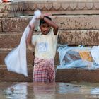 Hombre lavando ropa en el Ganges