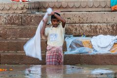 Hombre lavando ropa en el Ganges