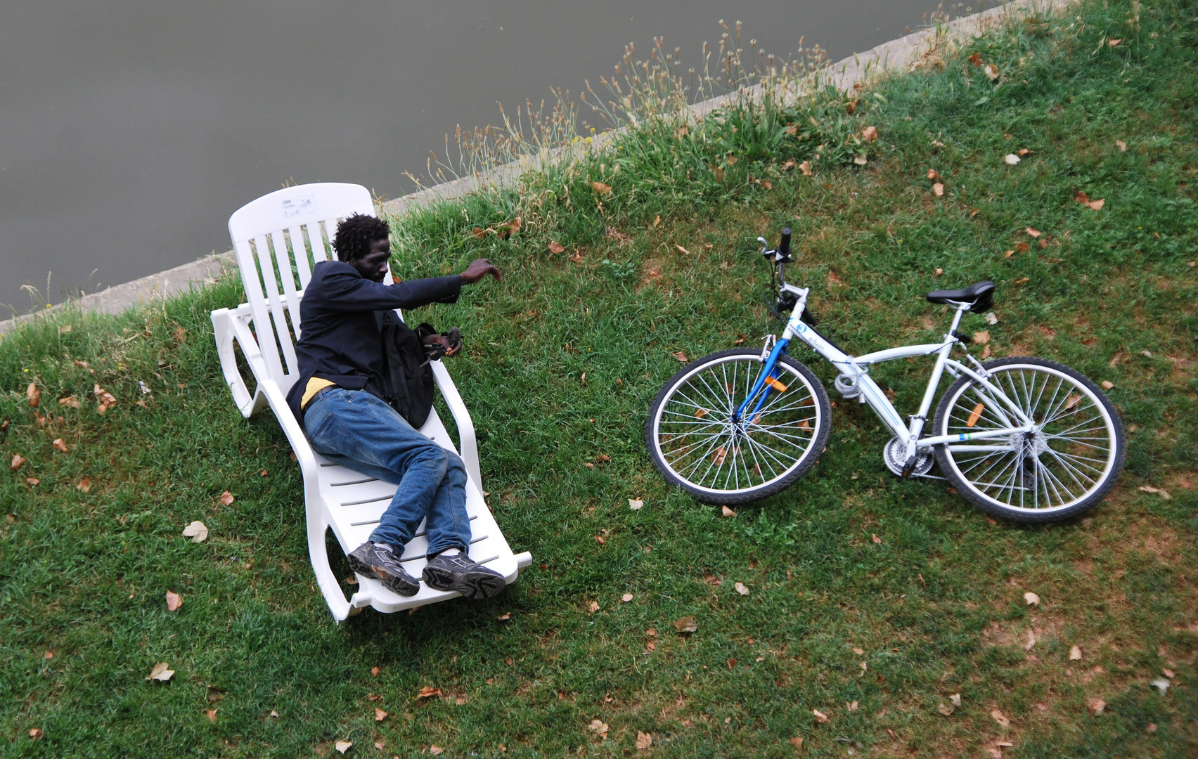 Hombre negro y bicicleta