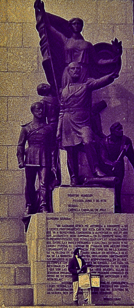 Hombre orquesta al pié de monumento a Prat.