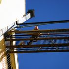 Hombre pintando edificio