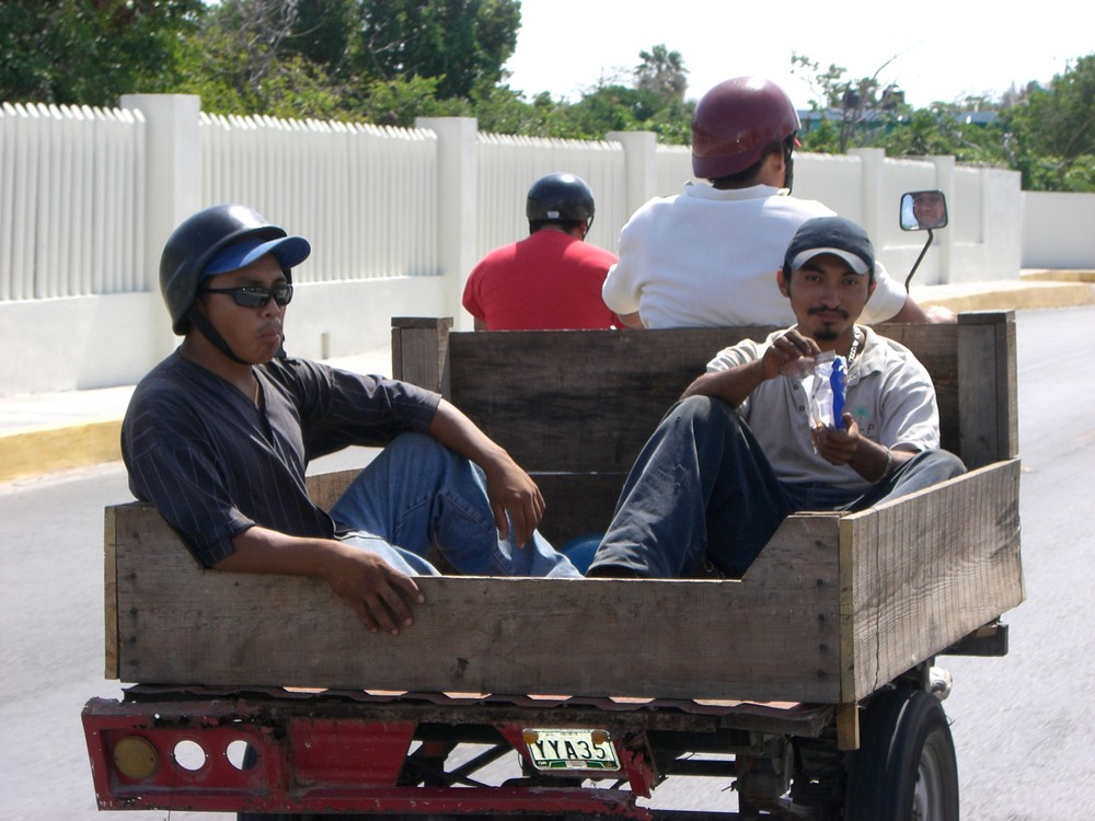 hombres de "Isla Mujeres" Mexico...