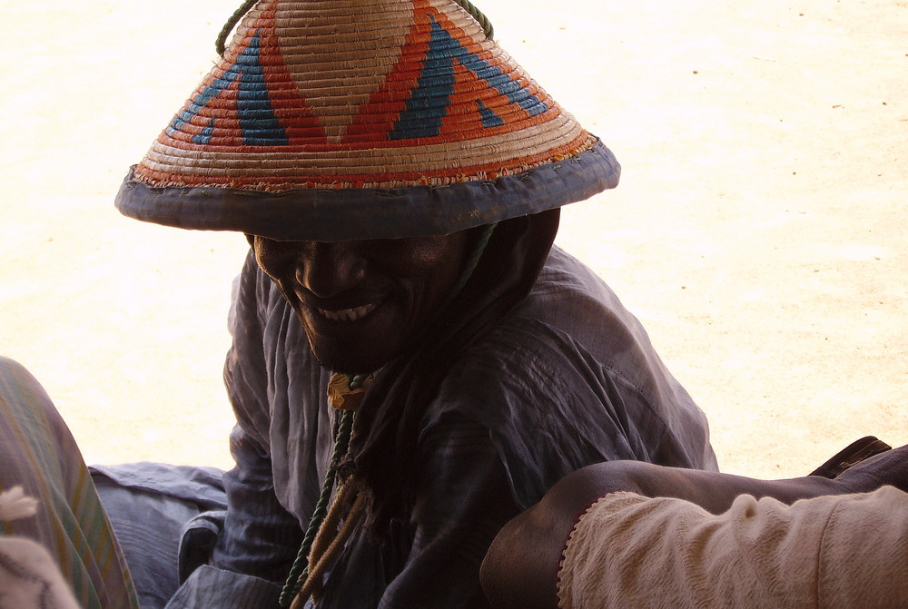 Homme au chapeau à la fête culturelle de Juloom en Mauritannie