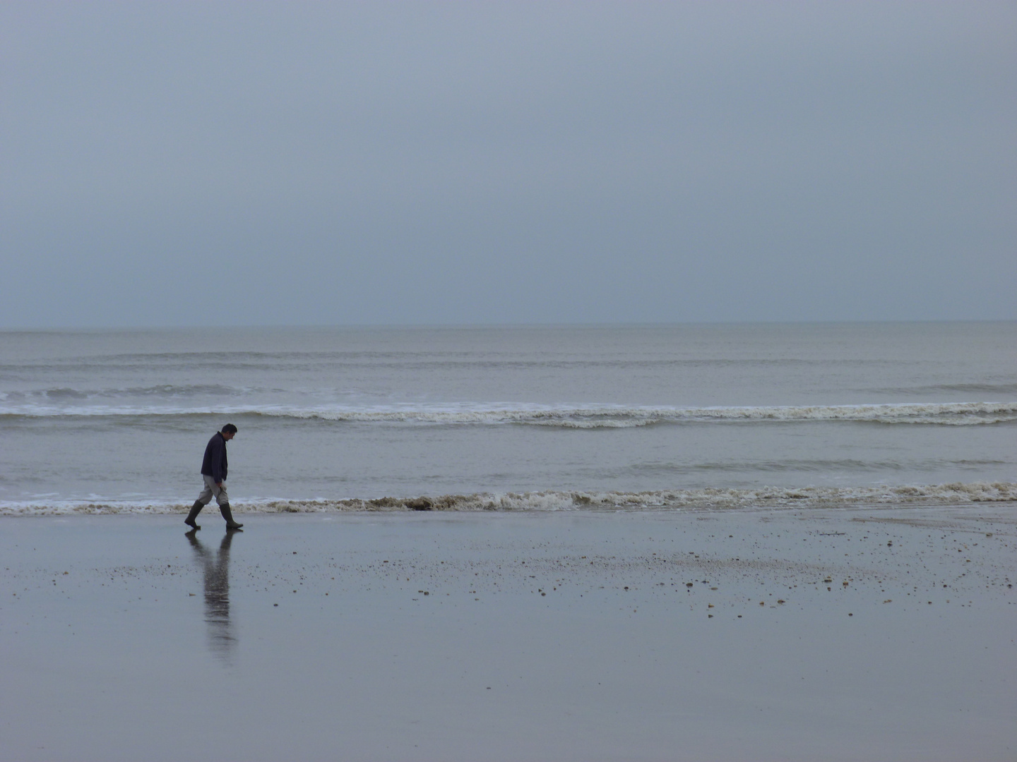 homme fasse a la mer