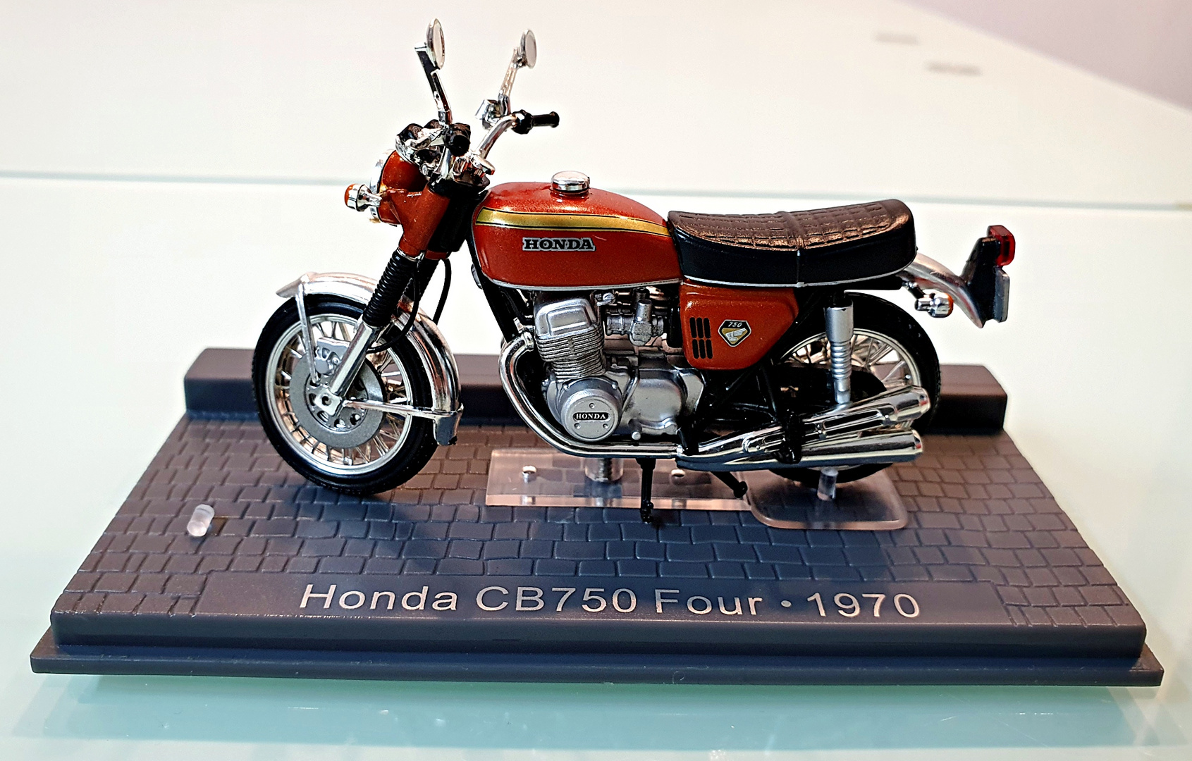 Honda CB/750 Four, (1970). 1/24 producido por Ixo.