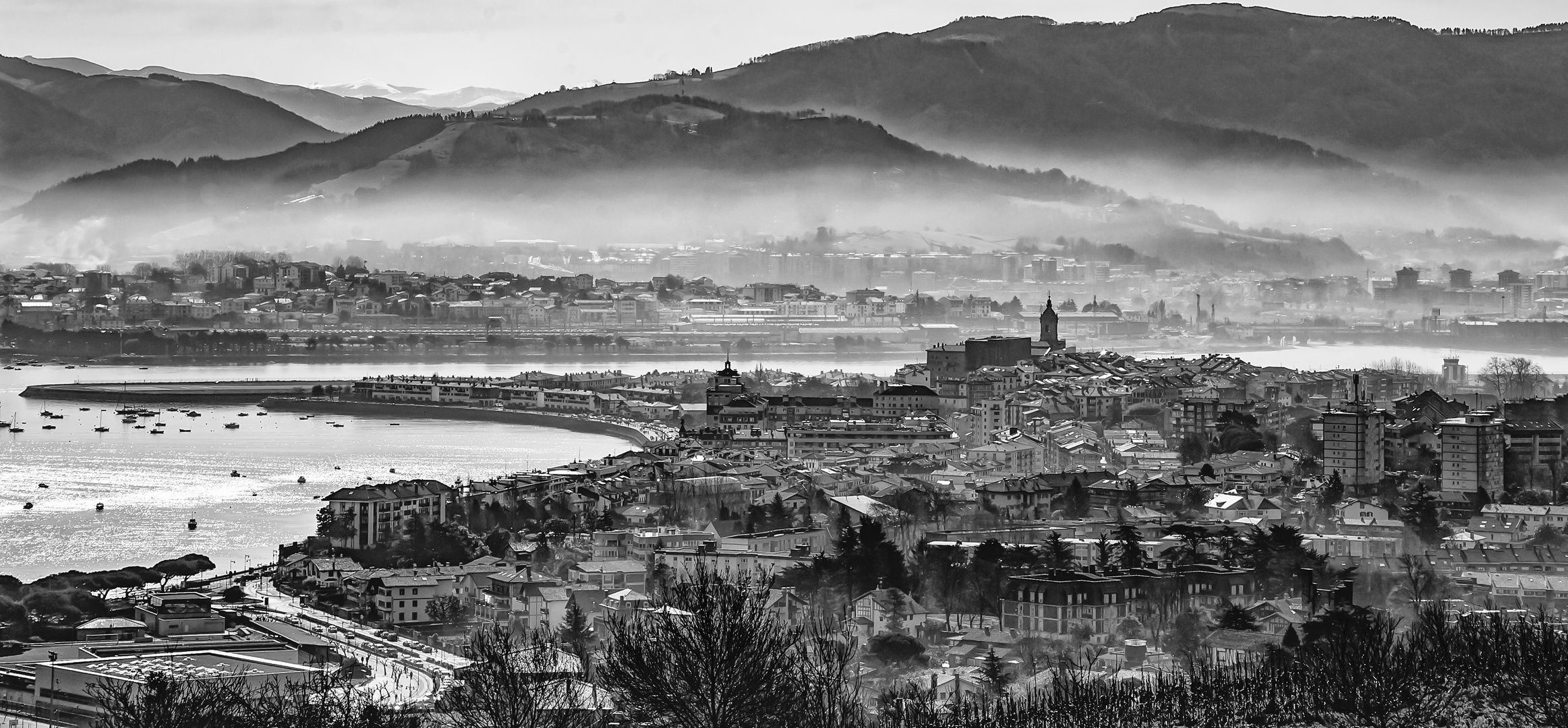 Hondarribia con las nieblas del mediodía