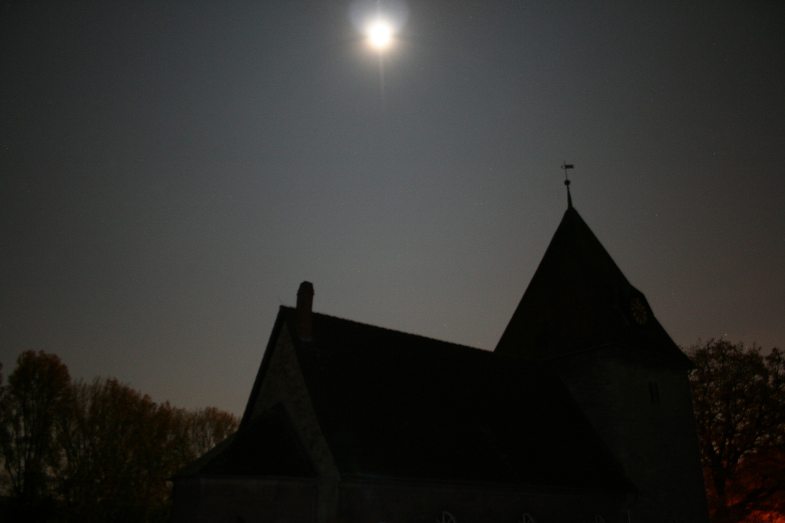 Hondelager Kirche mit Mond