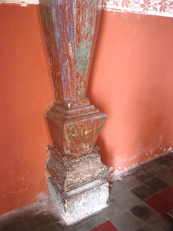 Honduras  / Santa Lucia /  detalle de unas de las columna de la iglesia.