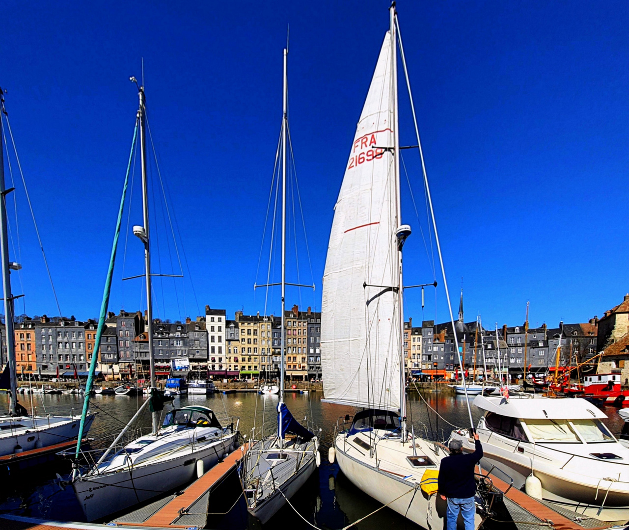  HONFLEUR / Le port dans le Vieux Bassin 