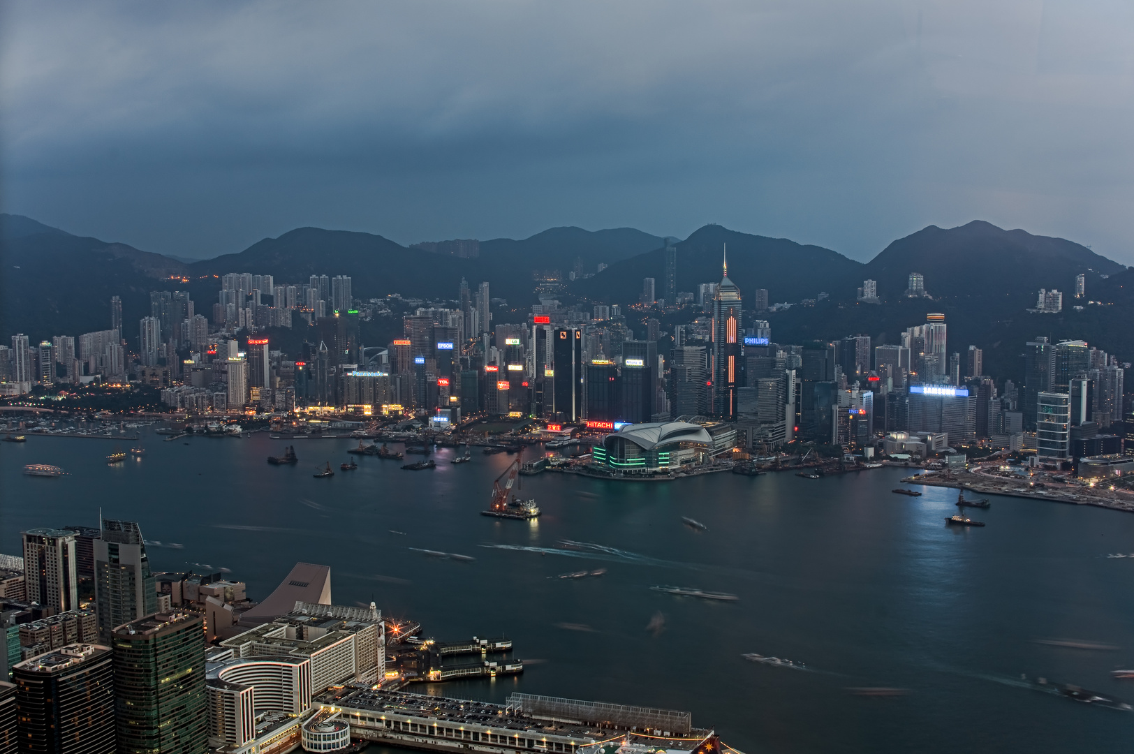 Hong Kong Skyline bei Dämmerung