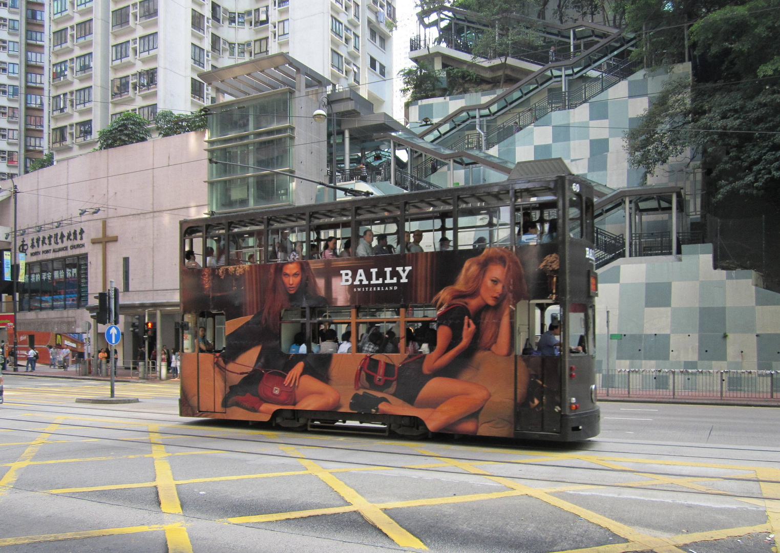 Hong Kong, Tram vor Kirche