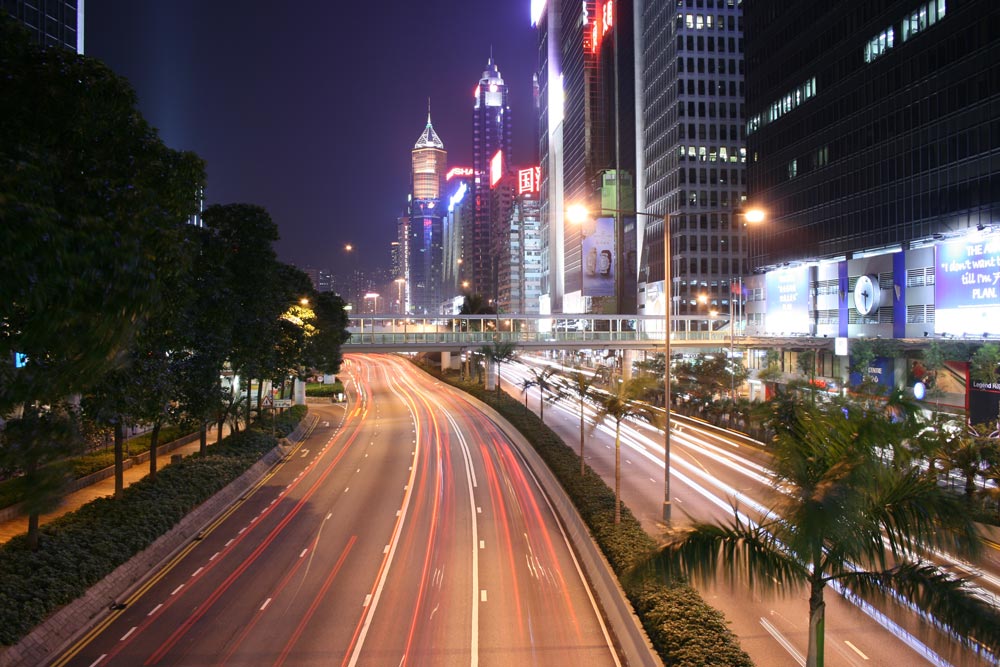 Hong Konk Autobahn vor der Skyline