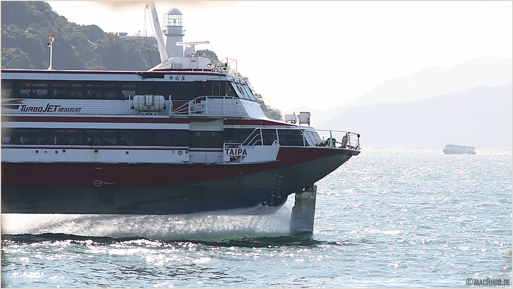 Hongkong - Tragflächenboot auf der Überholspur